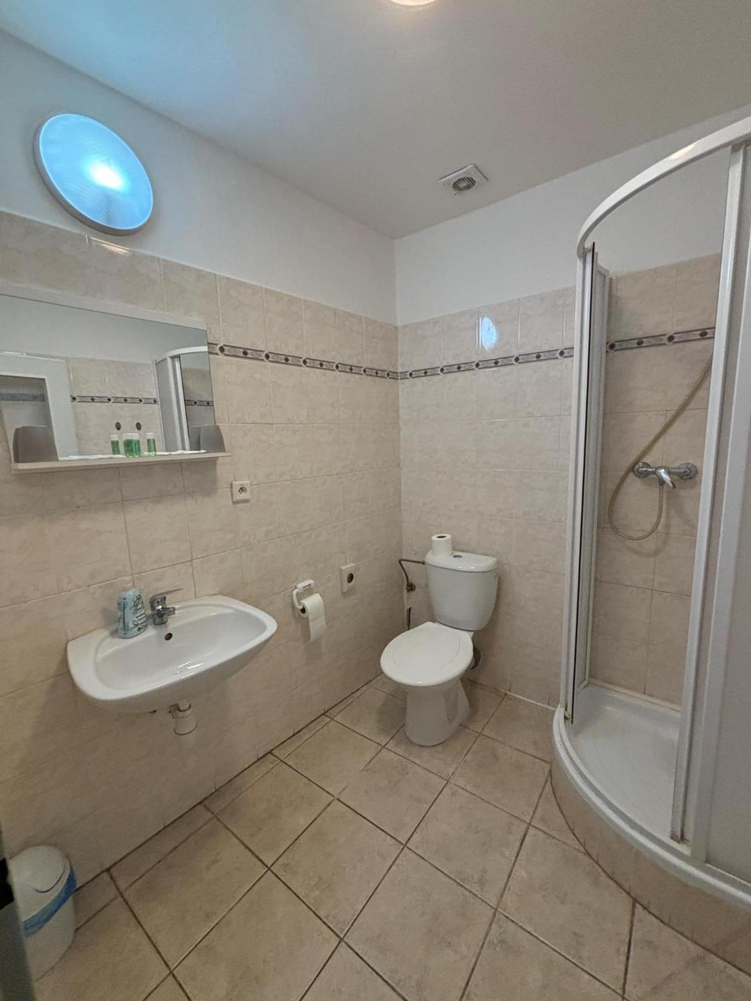 רודניצה נד לבם Hotel Koruna מראה חיצוני תמונה